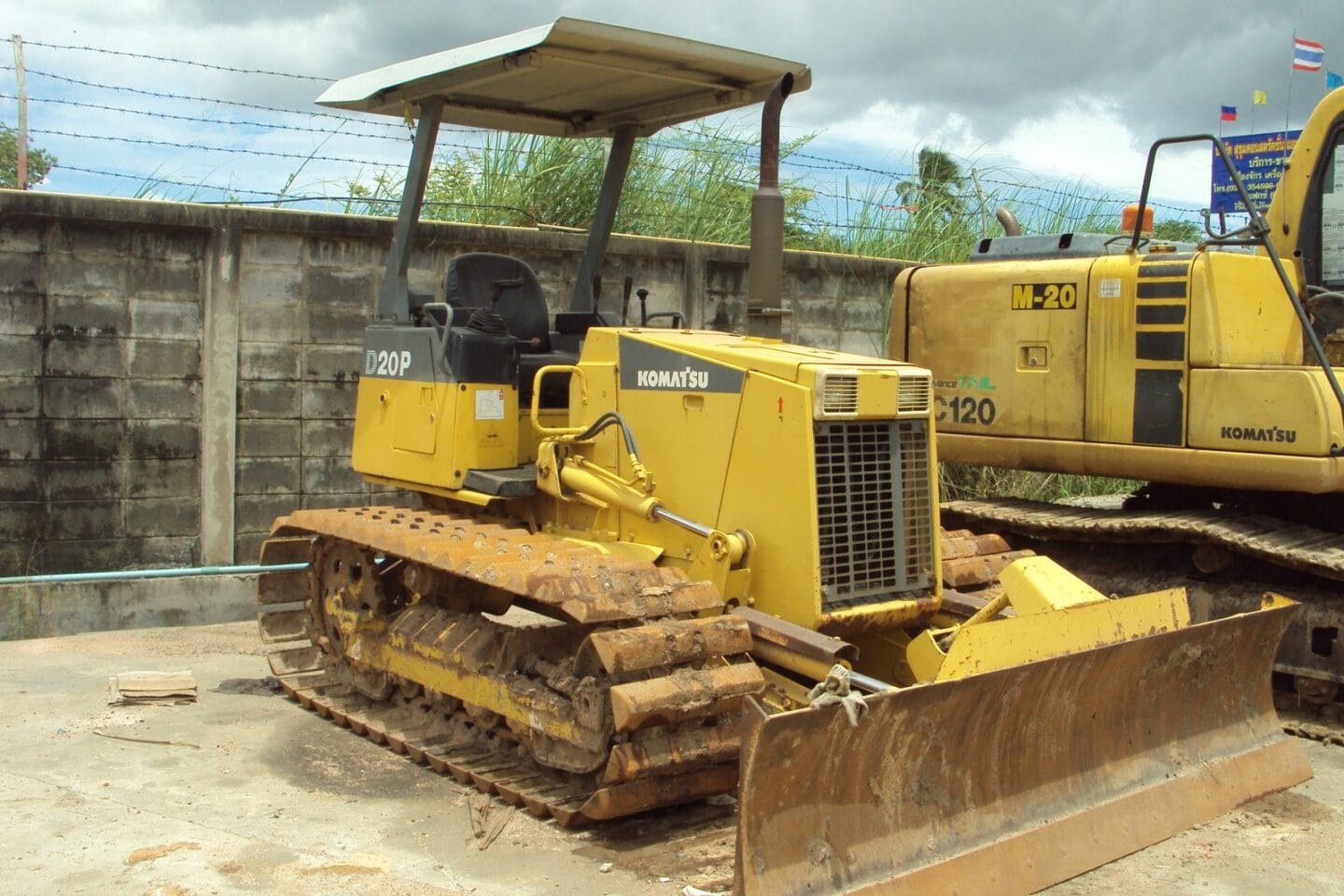 รถแทรกเตอร์ตีนตะขาบ KOMATSU D20P ให้เช่า สุขุมคอนสตรัคชั่น