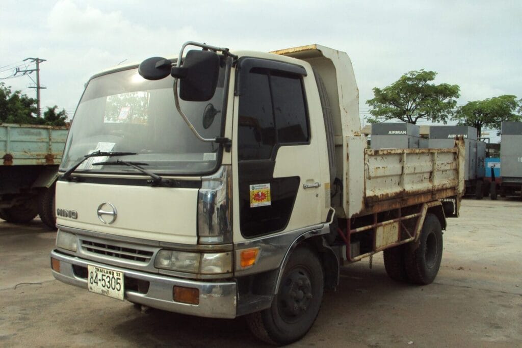 รถบรรทุก 6 ล้อ ดั๊มพ์ HINO ให้เช่า สุขุมคอนสตรัคชั่น