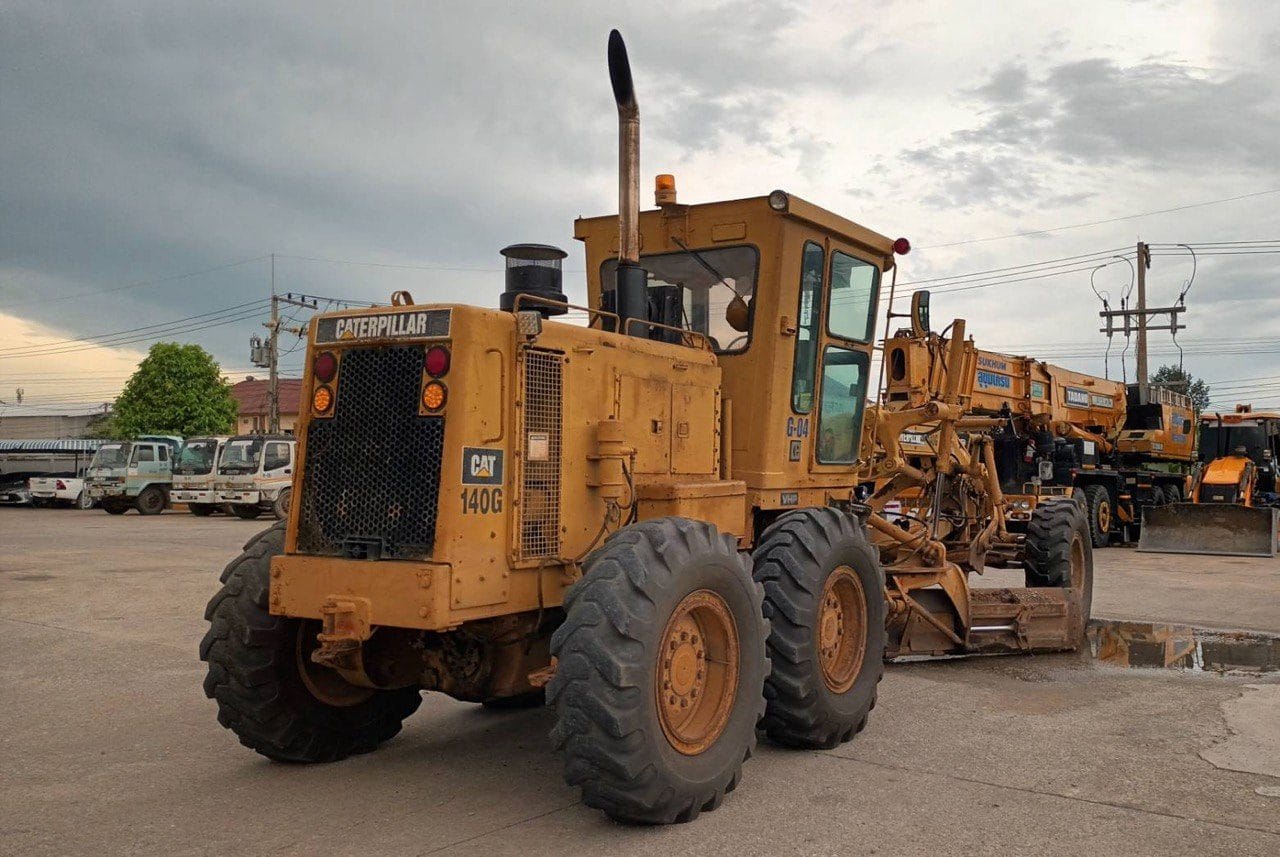 รถเกรดเดอร์ Caterpillar สำหรับงานปรับระดับถนนของ สุขุมคอนสตรัคชั่น
