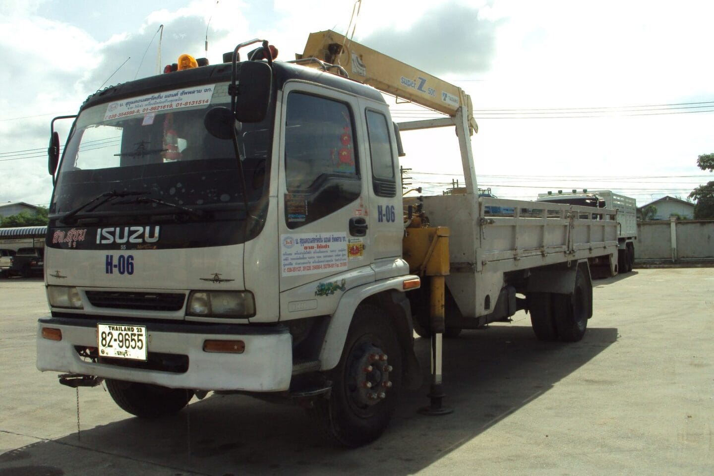 รถเฮี๊ยบ 6 ล้อ ISUZU (ด้านหน้า) ให้เช่า สุขุมคอนสตรัคชั่น