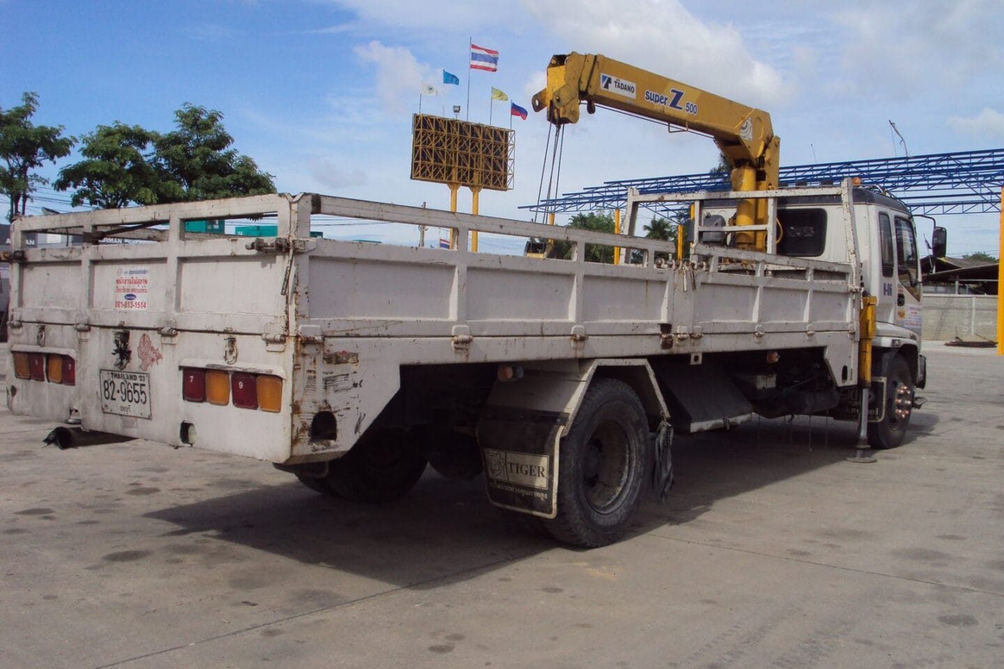 รถเฮี๊ยบ 6 ล้อ พร้อมเครนพับ (ด้านท้าย) ให้เช่า สุขุมคอนสตรัคชั่น