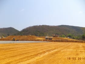 รถบรรทุกขนดินถมและเกลี่ยปรับระดับพื้นที่